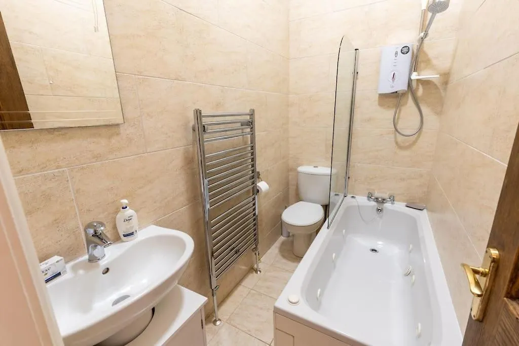 Luxury Nautical Large - 2 Bedroom - Centre - Free Private Parking Holiday home Whitby