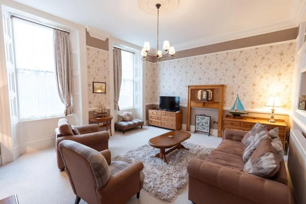 Luxury Nautical Large - 2 Bedroom - Centre - Free Private Parking Holiday home Whitby