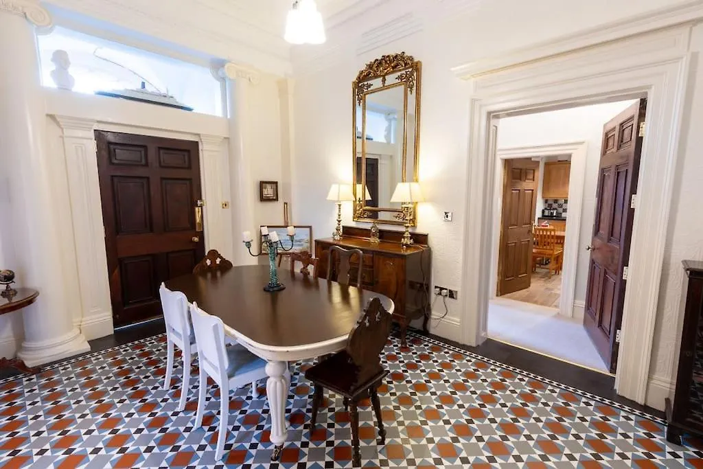Luxury Nautical Large - 2 Bedroom - Centre - Free Private Parking