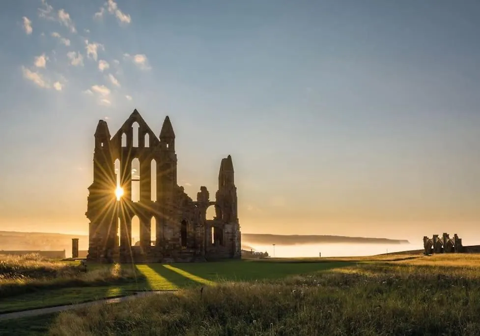 Luxury Nautical Large - 2 Bedroom - Centre - Free Private Parking * Whitby