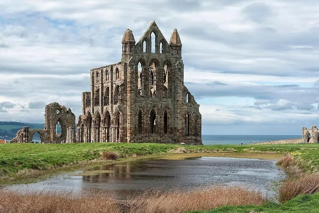 Luxury Nautical Large - 2 Bedroom - Centre - Free Private Parking Holiday home Whitby
