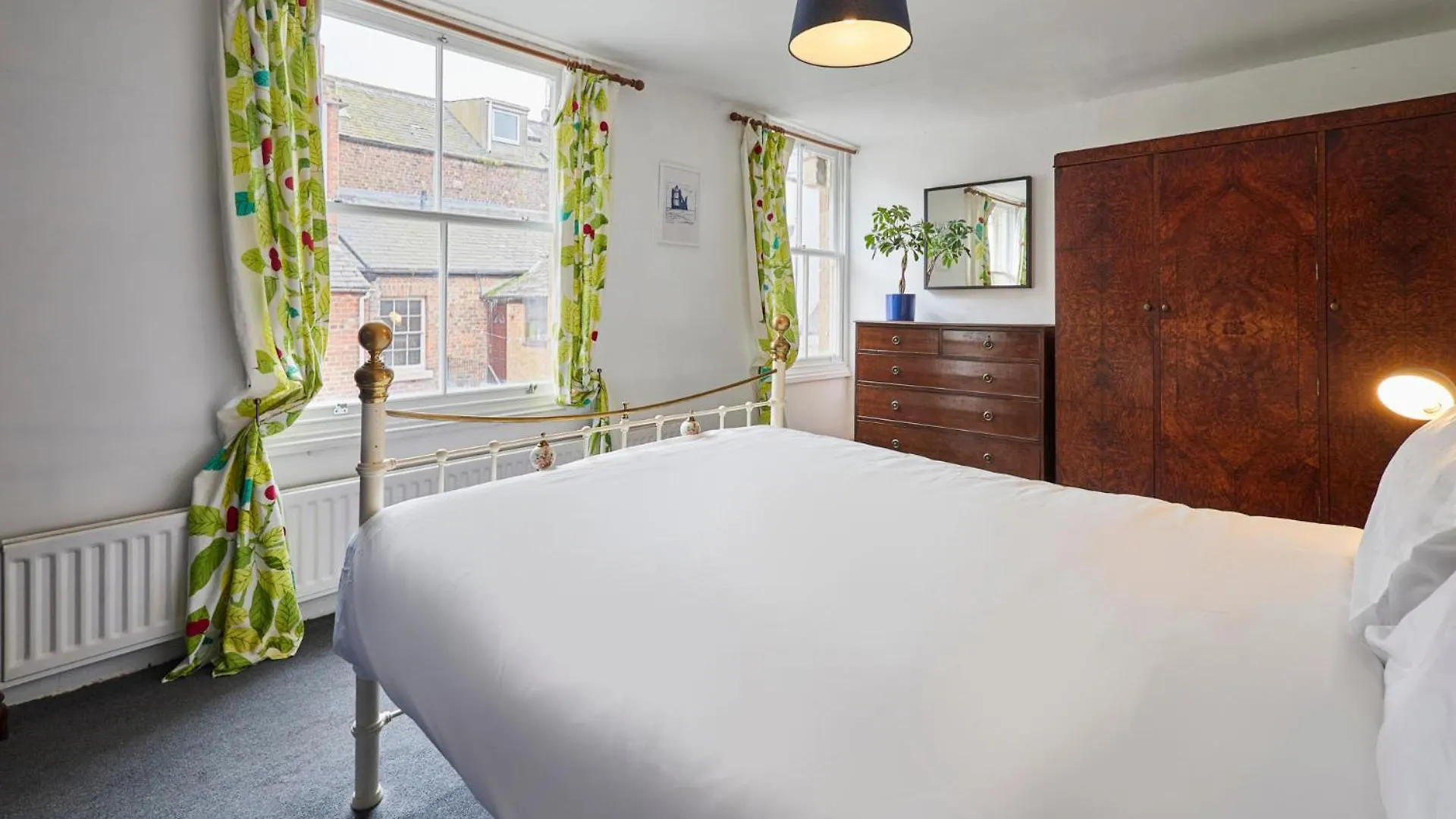Host & - Clarence Place *