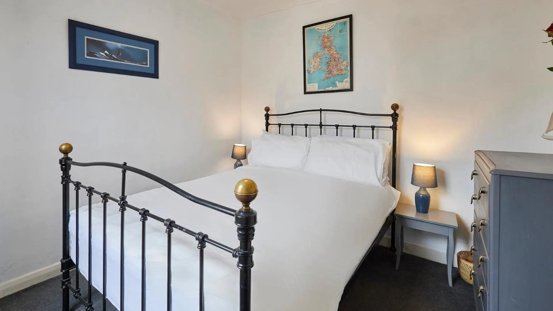 Host & - Clarence Place *