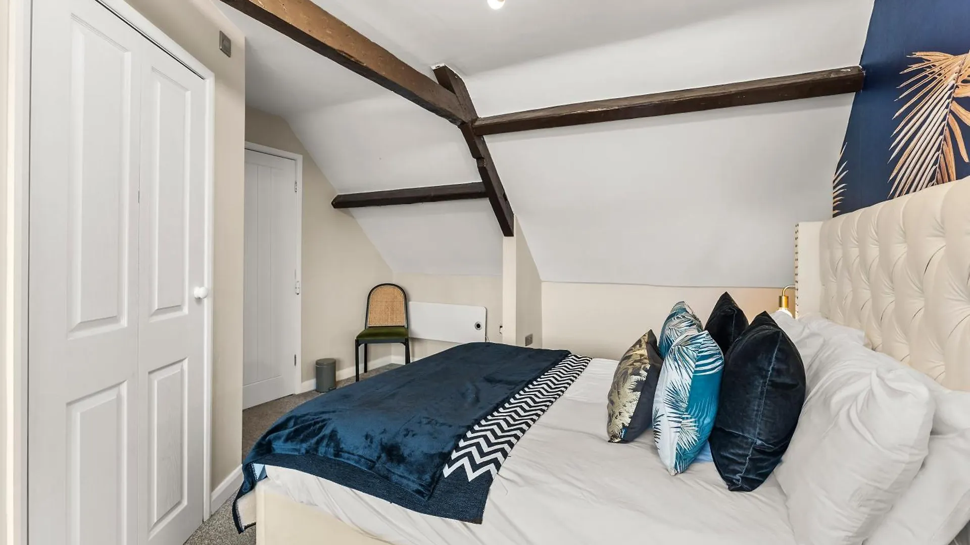 Newley Refurbished - Stylish 3 Bed Abode In - Sleeps 7 *