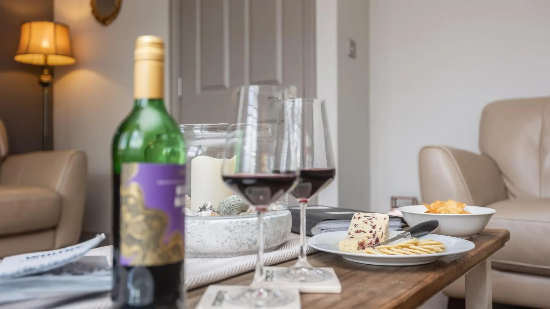 Sugar Reef - A Fantastic Modern House With Garden, Free Parking For 2 Cars, Free Use Of Electric Vehicle Point, Beach, Shops, Bars And Restaurants Just A 10 Minute Walk Away! Whitby