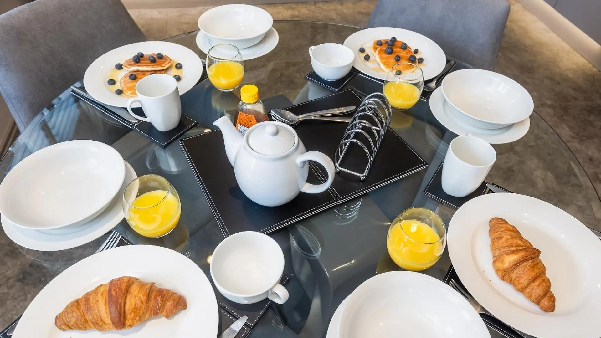 Sugar Reef - A Fantastic Modern House With Garden, Free Parking For 2 Cars, Free Use Of Electric Vehicle Point, Beach, Shops, Bars And Restaurants Just A 10 Minute Walk Away! * Whitby
