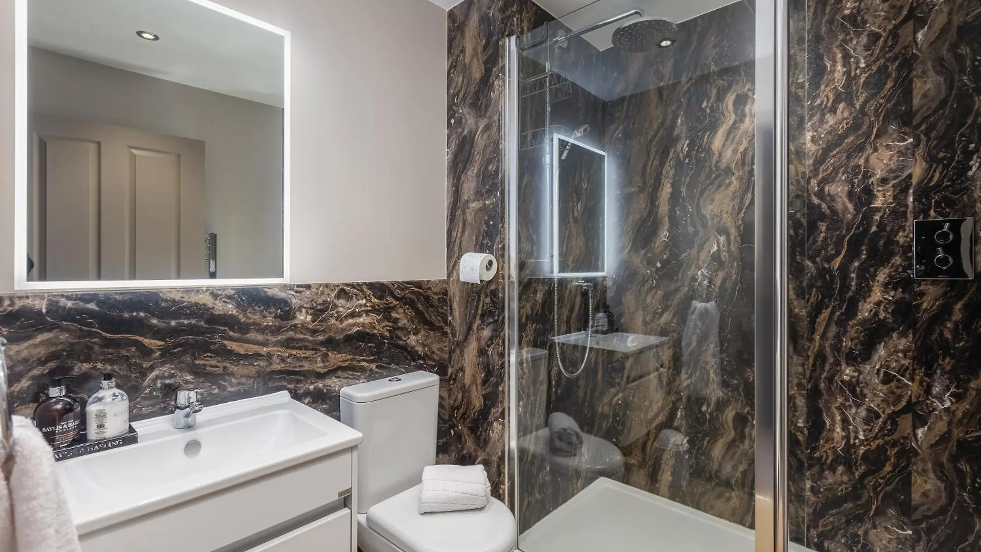 Casa de Férias Sugar Reef - A Fantastic Modern House With Garden, Free Parking For 2 Cars, Free Use Of Electric Vehicle Point, Beach, Shops, Bars And Restaurants Just A 10 Minute Walk Away! *