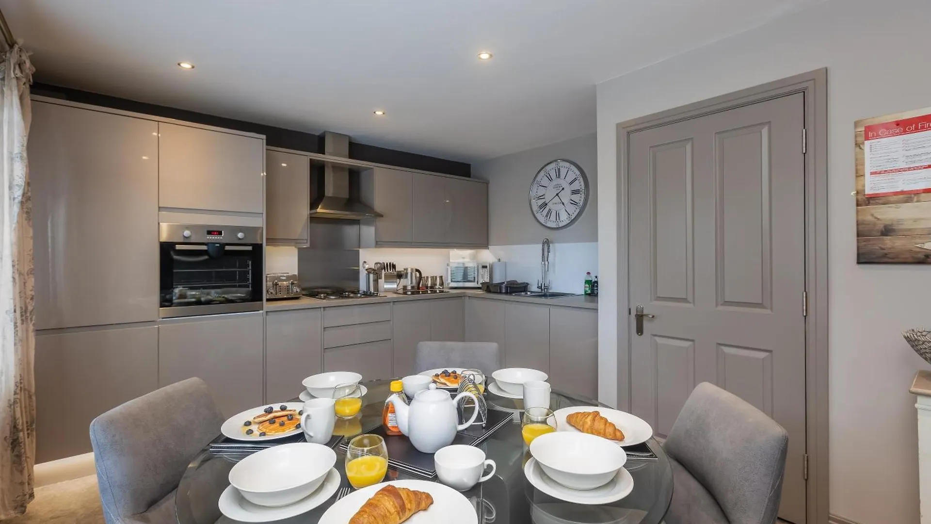 Sugar Reef - A Fantastic Modern House With Garden, Free Parking For 2 Cars, Free Use Of Electric Vehicle Point, Beach, Shops, Bars And Restaurants Just A 10 Minute Walk Away!