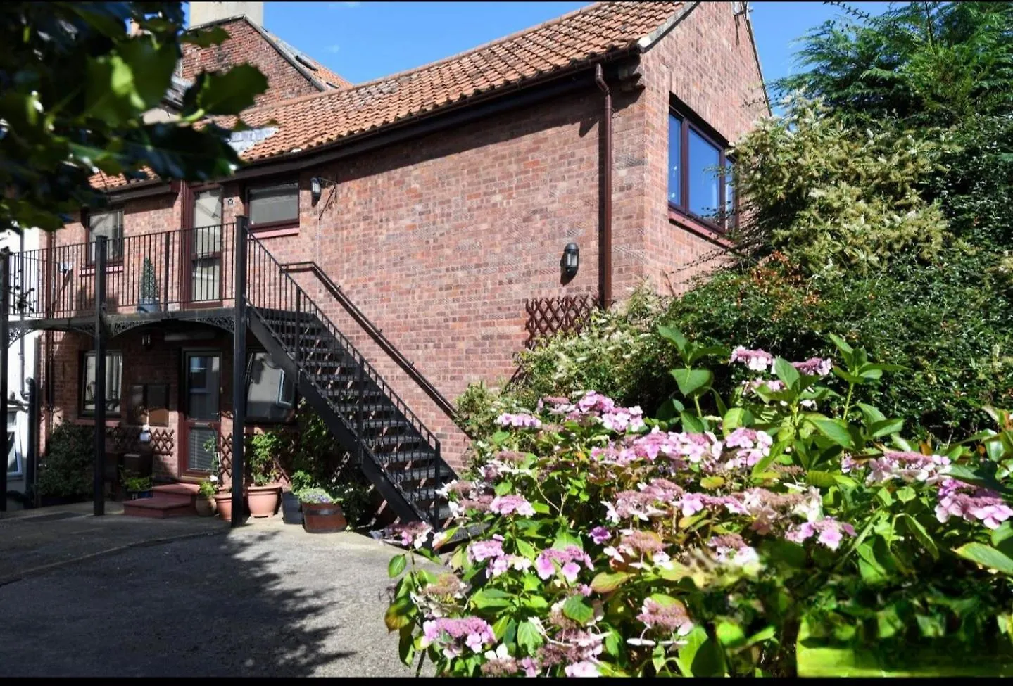 Apartment Courtyard With Free Onsite Parking, Garden, Short Flat Walk To Town *
