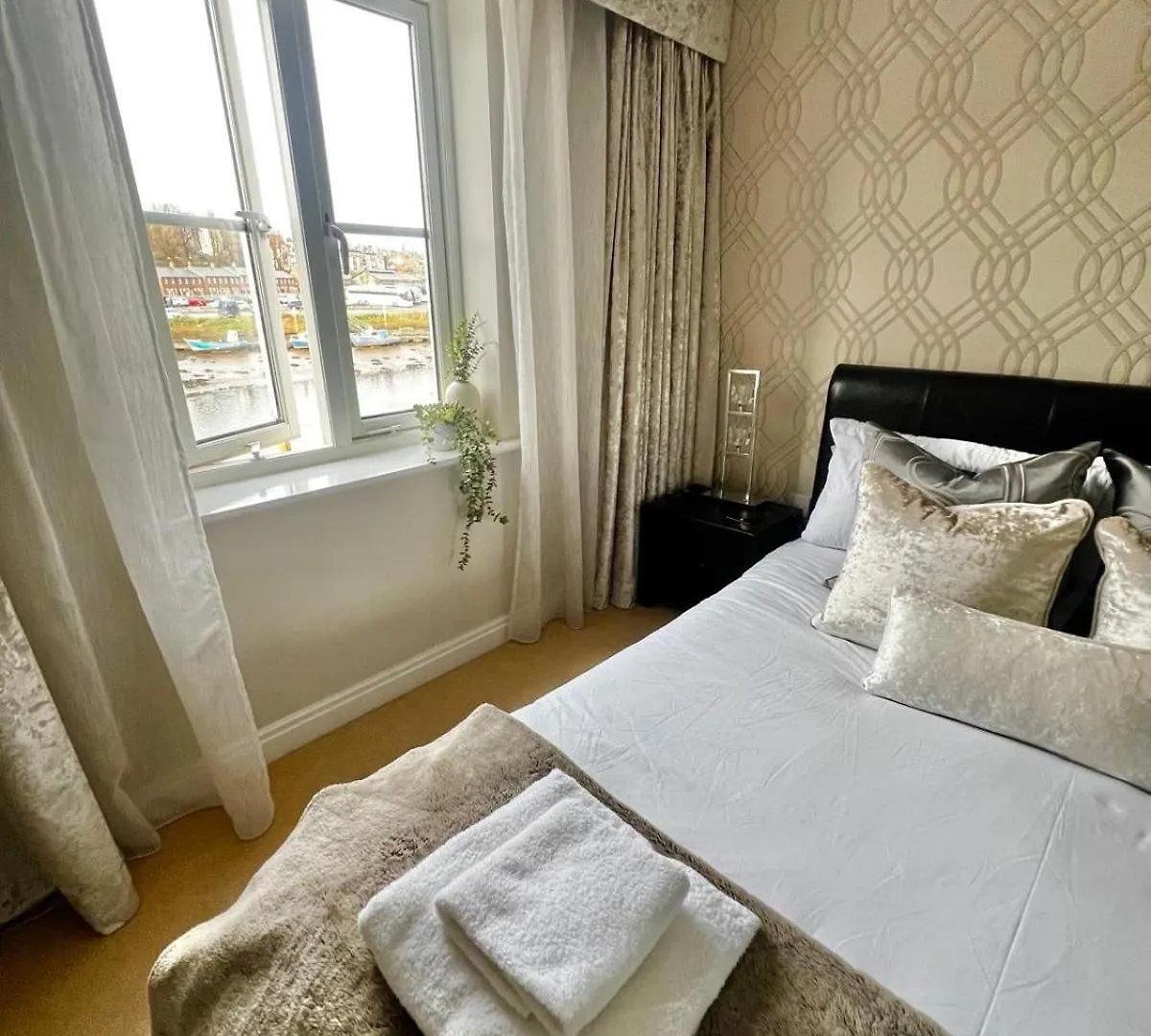 Majestic, Modern & Spacious Harbour-view With Parking *