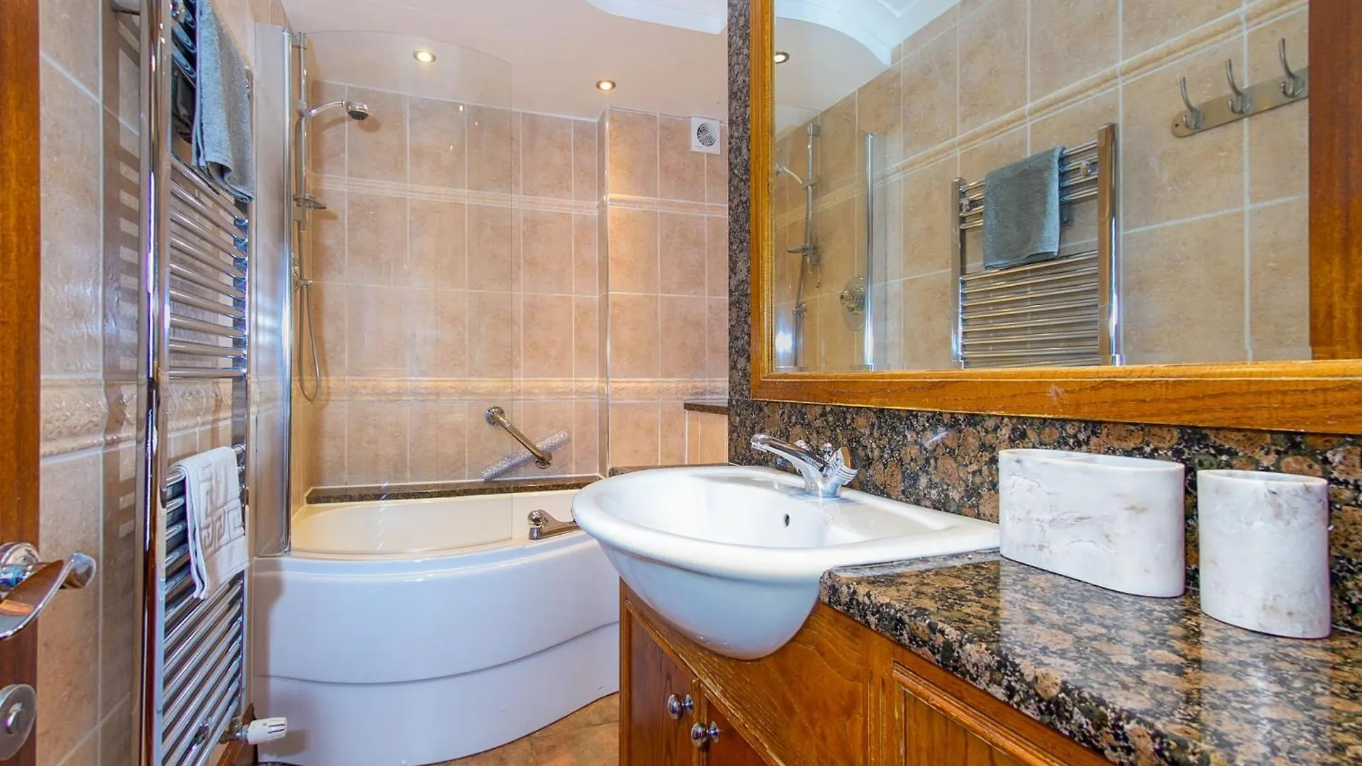 Courtyard With Free Onsite Parking, Garden, Short Flat Walk To Town Apartment