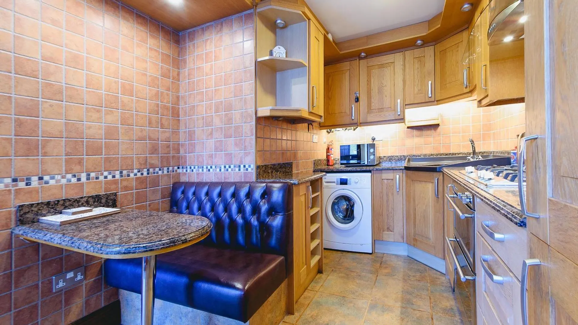 Apartment Courtyard With Free Onsite Parking, Garden, Short Flat Walk To Town