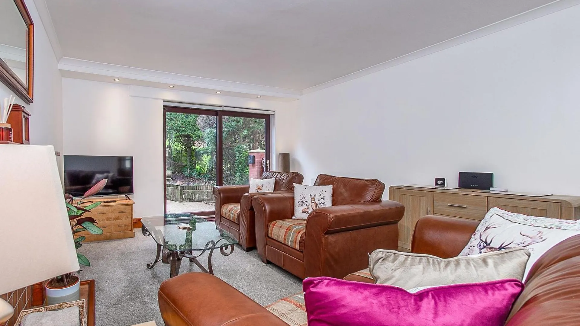 Courtyard With Free Onsite Parking, Garden, Short Flat Walk To Town Apartment *