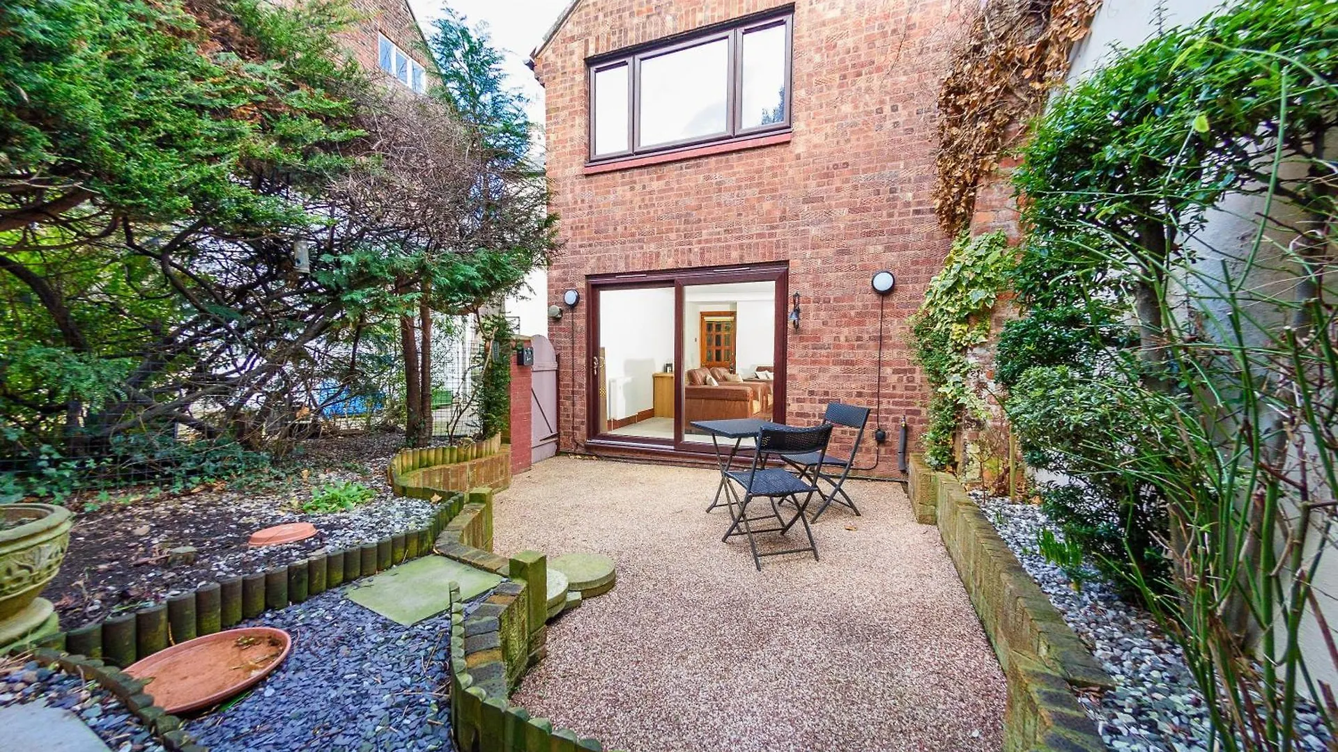 Courtyard With Free Onsite Parking, Garden, Short Flat Walk To Town Apartment *