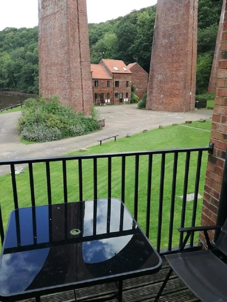 Riverside - Overlooking The River * Whitby