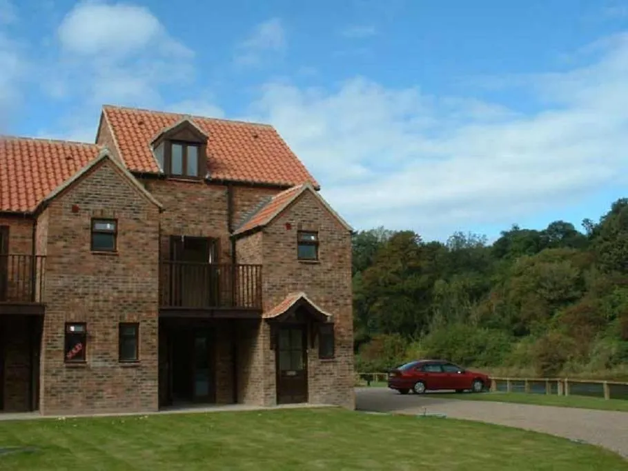 Riverside - Overlooking The River Whitby