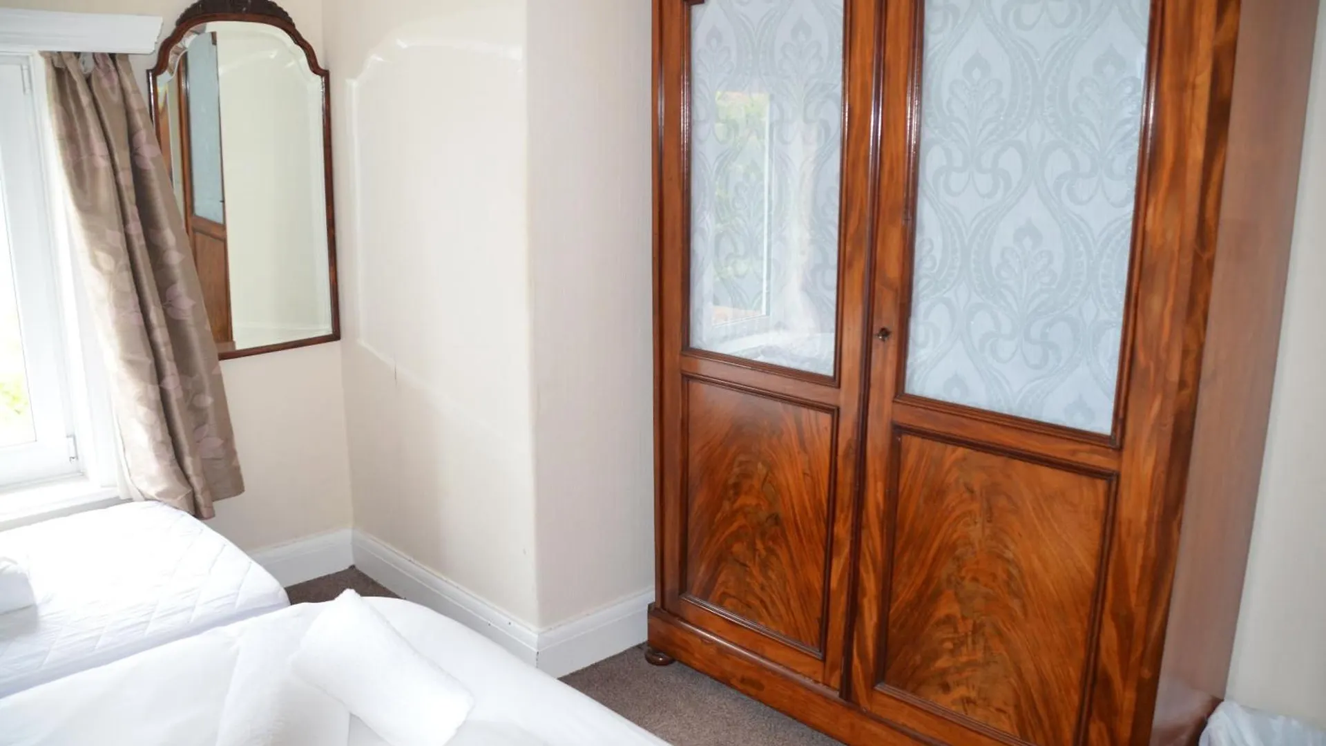 Seaview Large Flat Ideal For Two Families * Whitby