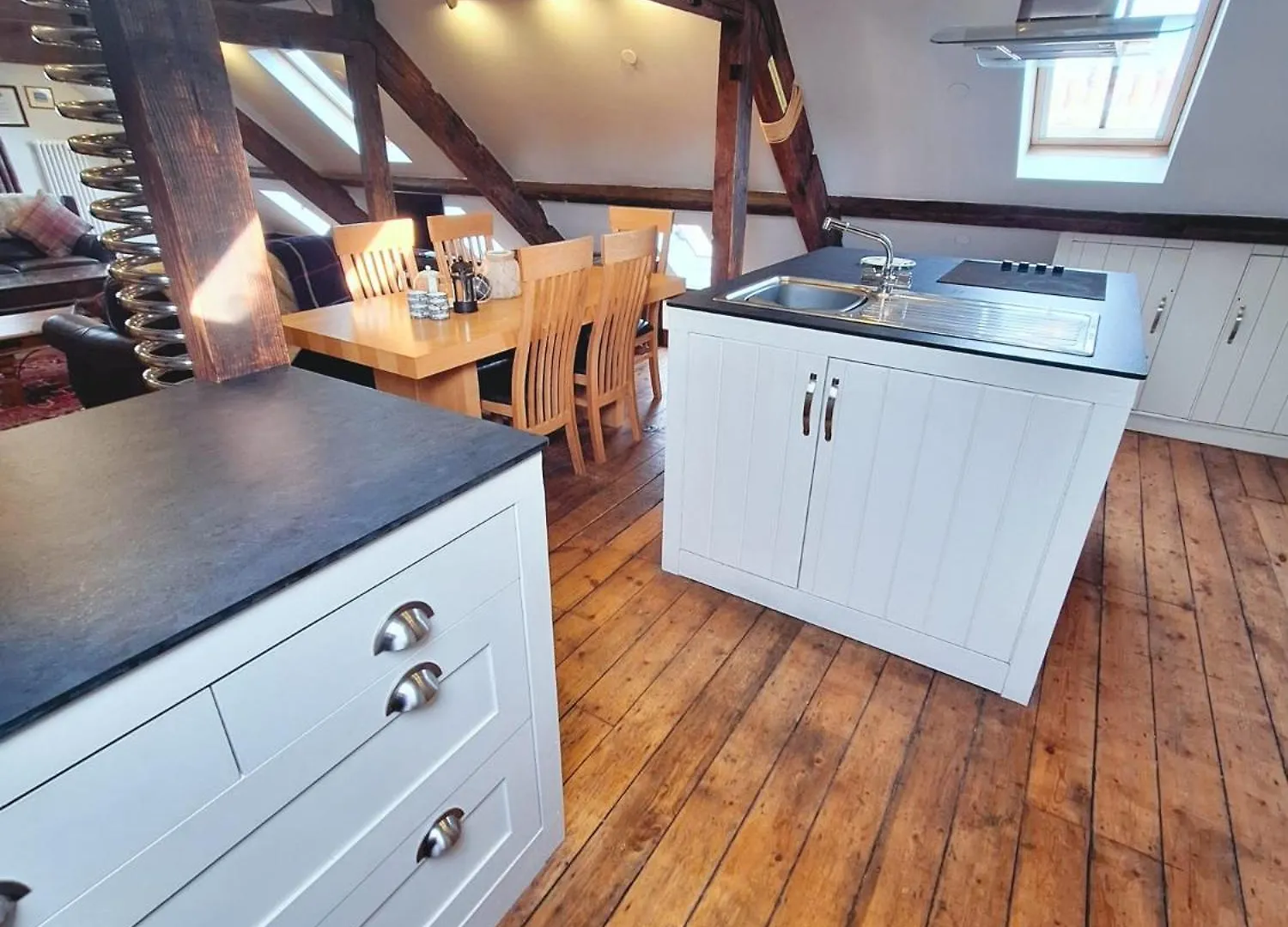 Seaside Loft Abbey Views With Parking Apartment