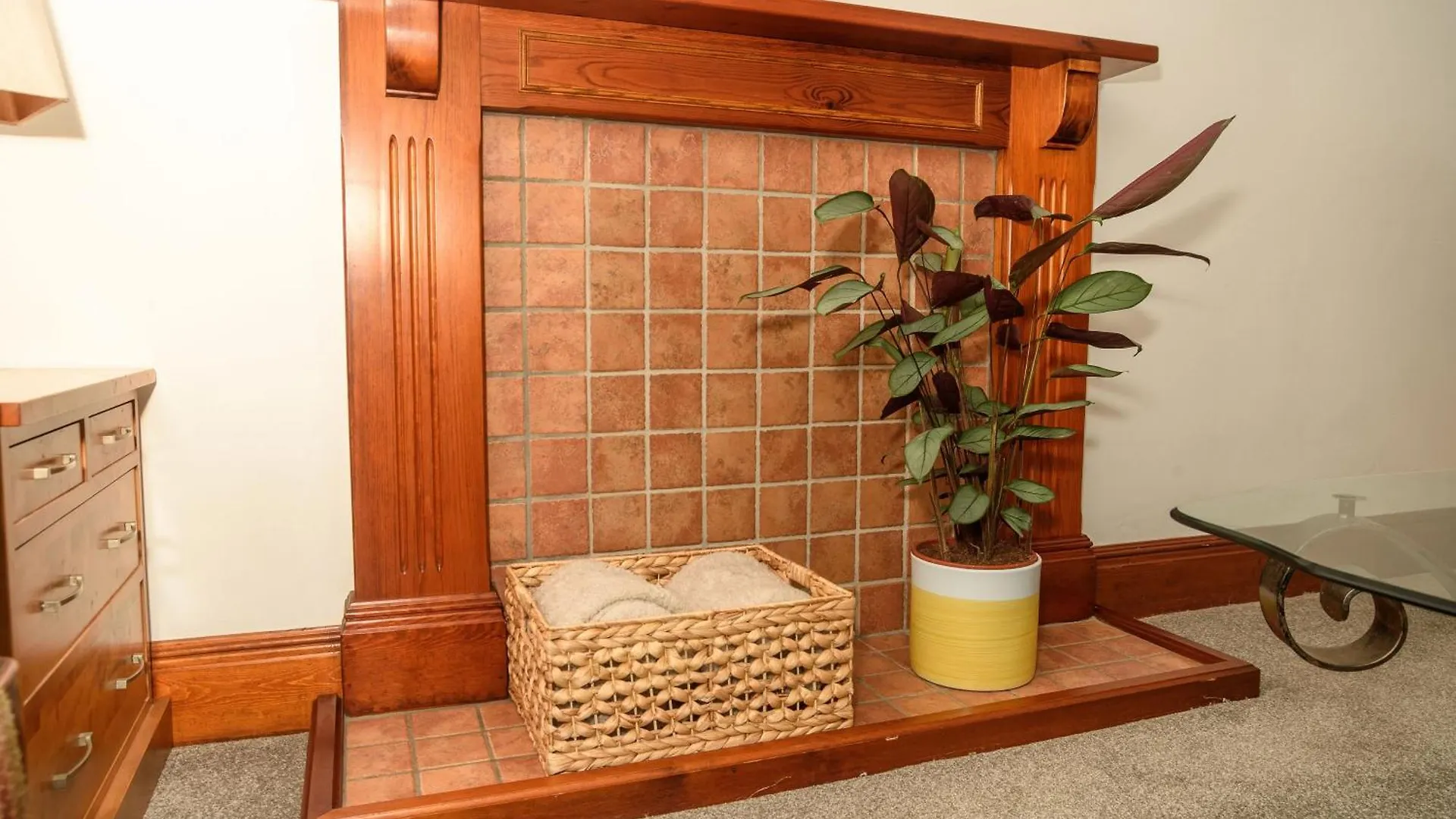 Courtyard With Free Onsite Parking, Garden, Short Flat Walk To Town Apartment *