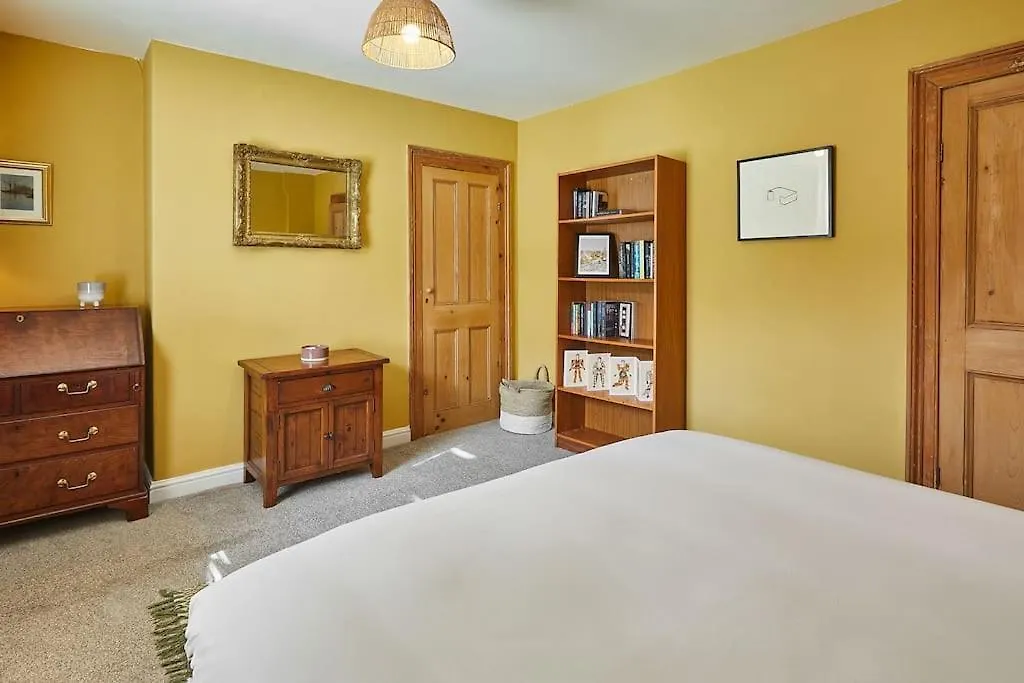 Oswy Street, Whitby. Sleeps Up To 7 Guests Holiday home Whitby