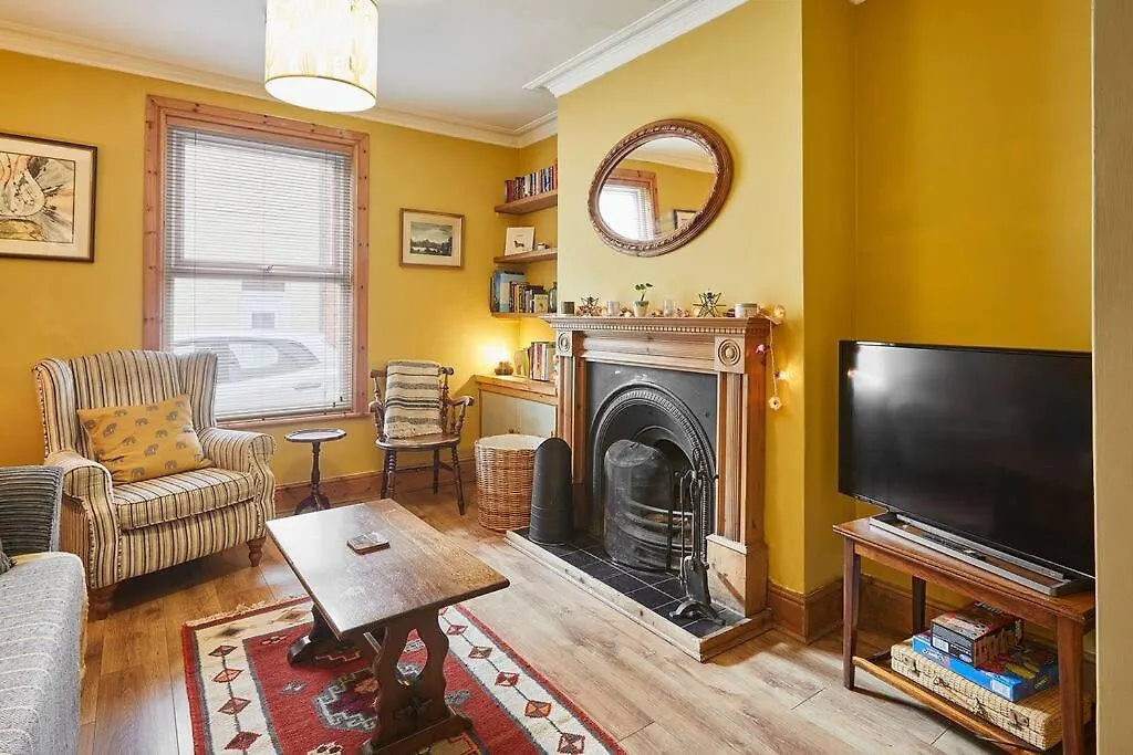 Oswy Street, Whitby. Sleeps Up To 7 Guests * Whitby
