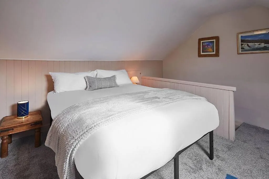 Oswy Street, Whitby. Sleeps Up To 7 Guests *