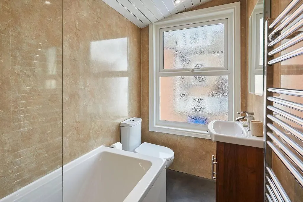 Oswy Street, Whitby. Sleeps Up To 7 Guests Whitby