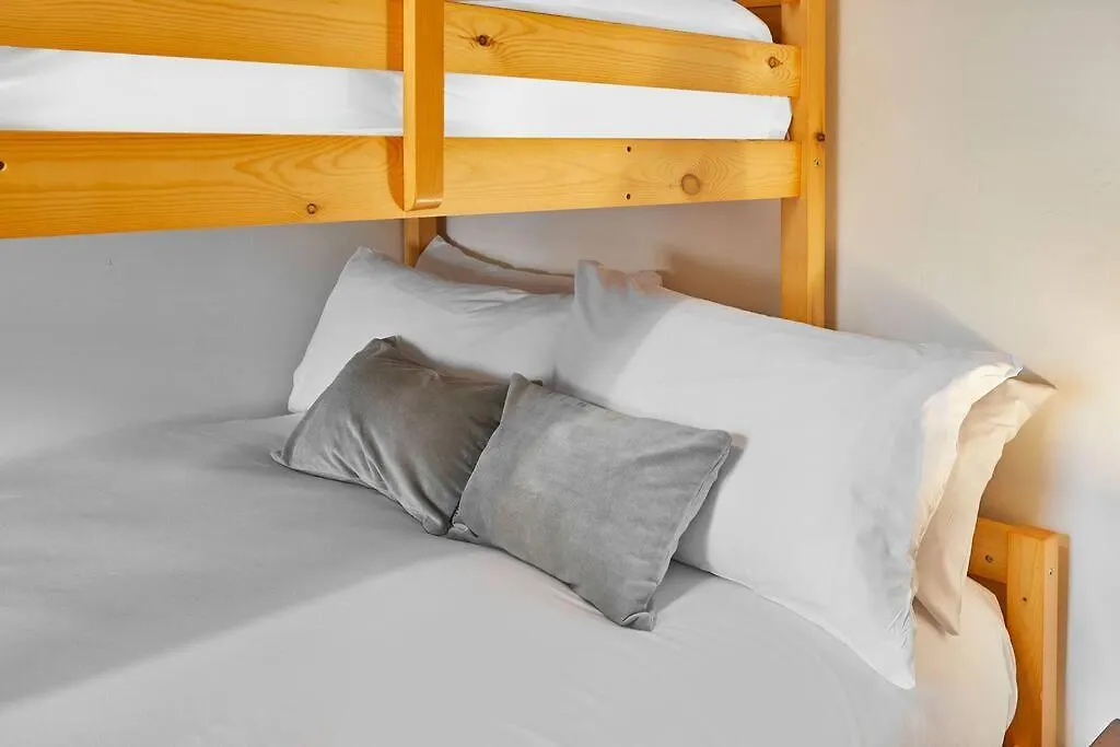 Oswy Street, Whitby. Sleeps Up To 7 Guests * Whitby