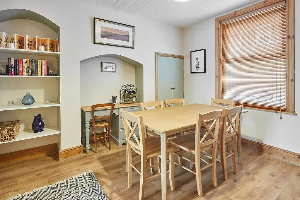 Oswy Street, Whitby. Sleeps Up To 7 Guests Holiday home