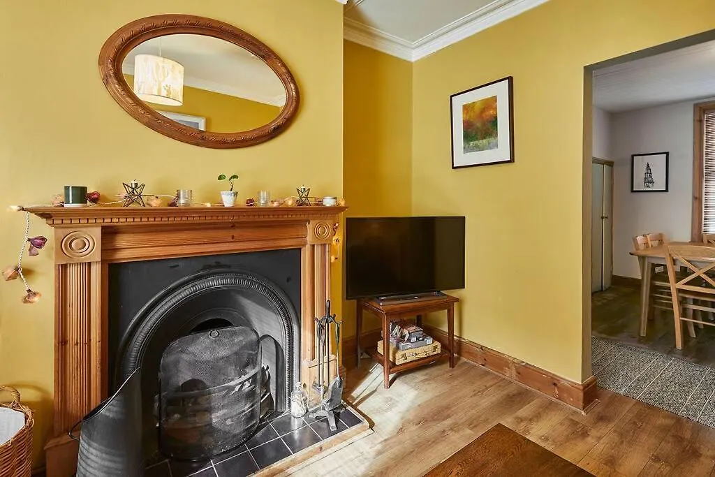 Oswy Street, Whitby. Sleeps Up To 7 Guests Holiday home Whitby