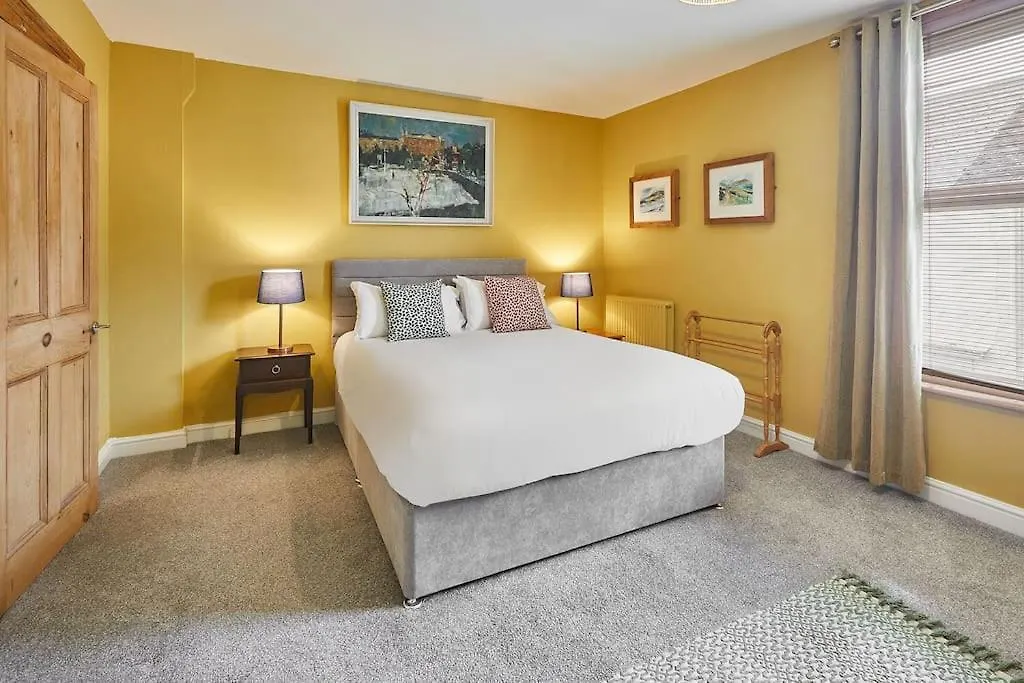 Oswy Street, Whitby. Sleeps Up To 7 Guests *