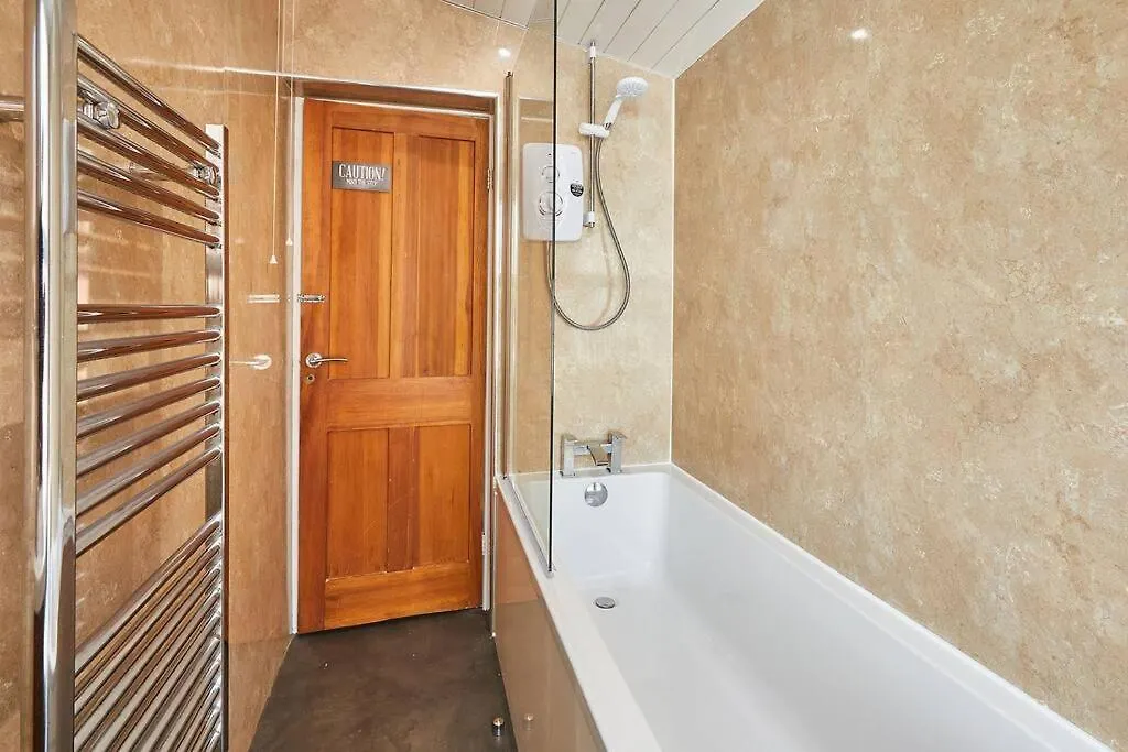 Oswy Street, Whitby. Sleeps Up To 7 Guests Holiday home *