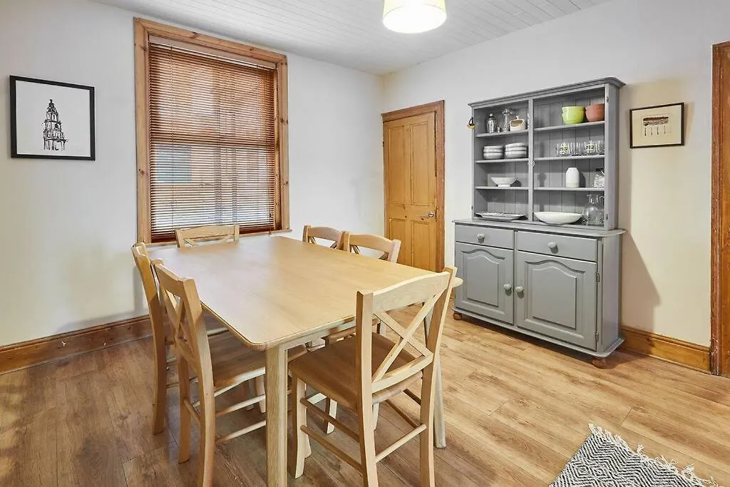 Oswy Street, Whitby. Sleeps Up To 7 Guests Whitby