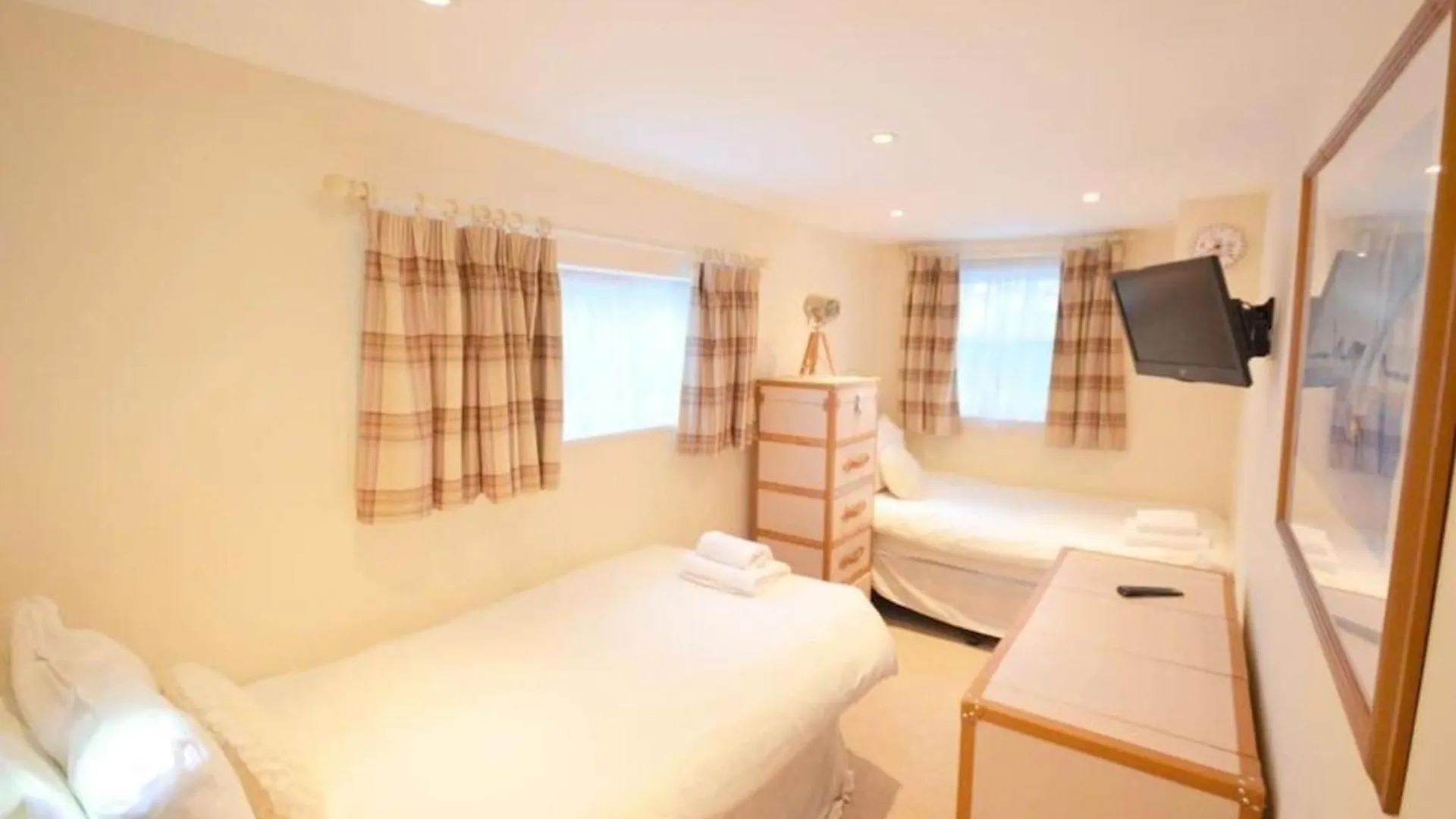 Apartment Exceptional Two-bedroom In With Parking And Stunning Views