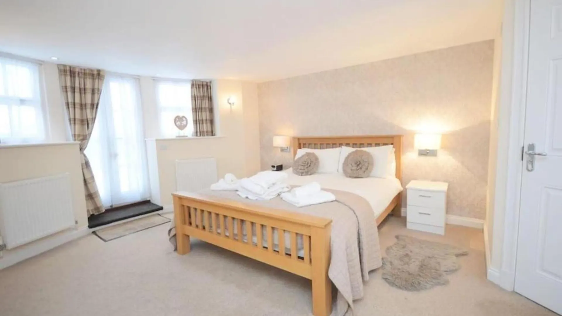 Exceptional Two-bedroom In With Parking And Stunning Views *
