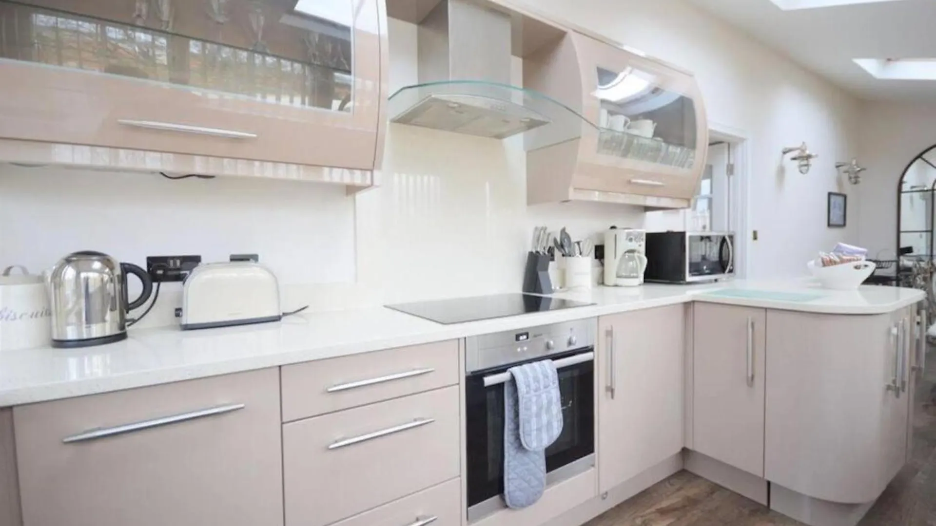 Exceptional Two-bedroom In With Parking And Stunning Views * Whitby