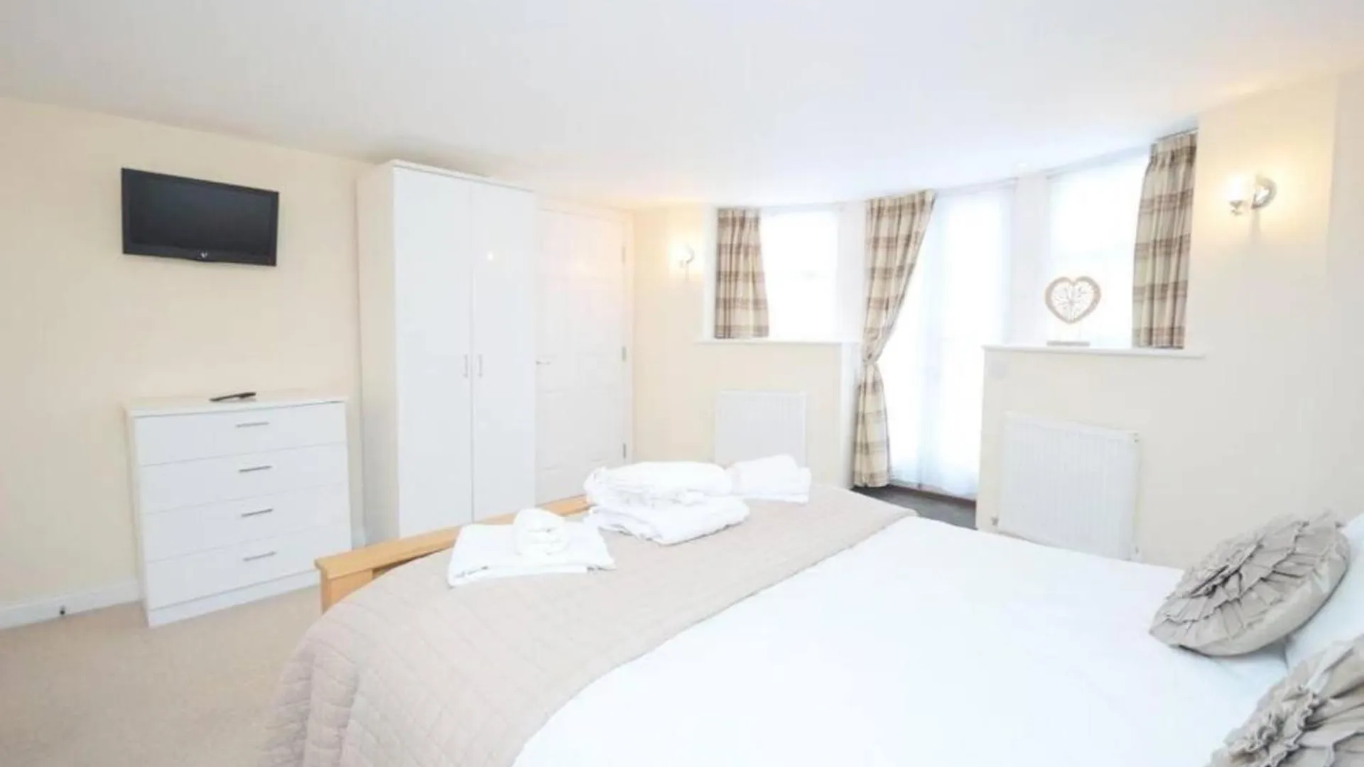 Exceptional Two-bedroom In With Parking And Stunning Views Apartment
