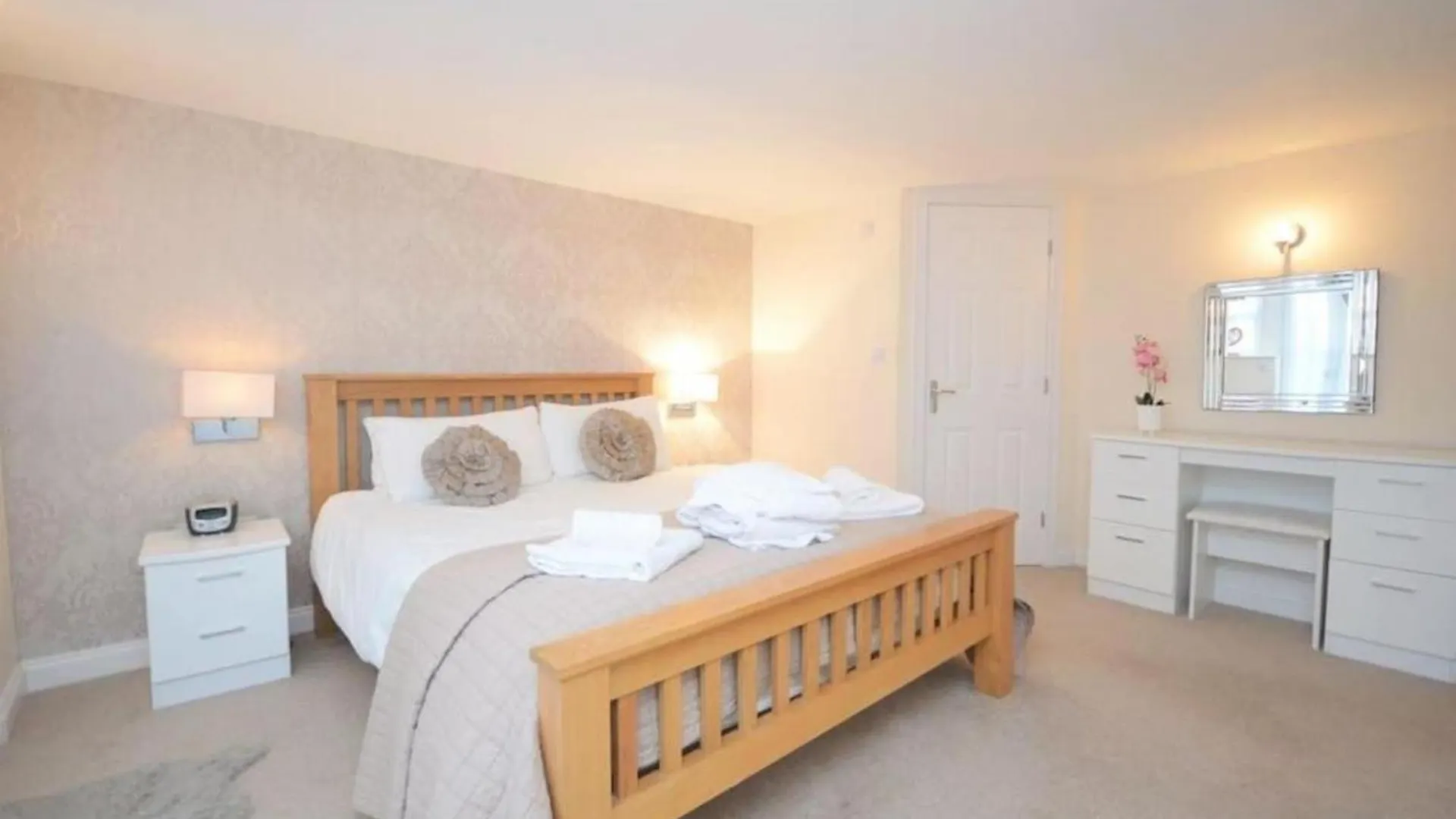 Exceptional Two-bedroom In With Parking And Stunning Views Apartment