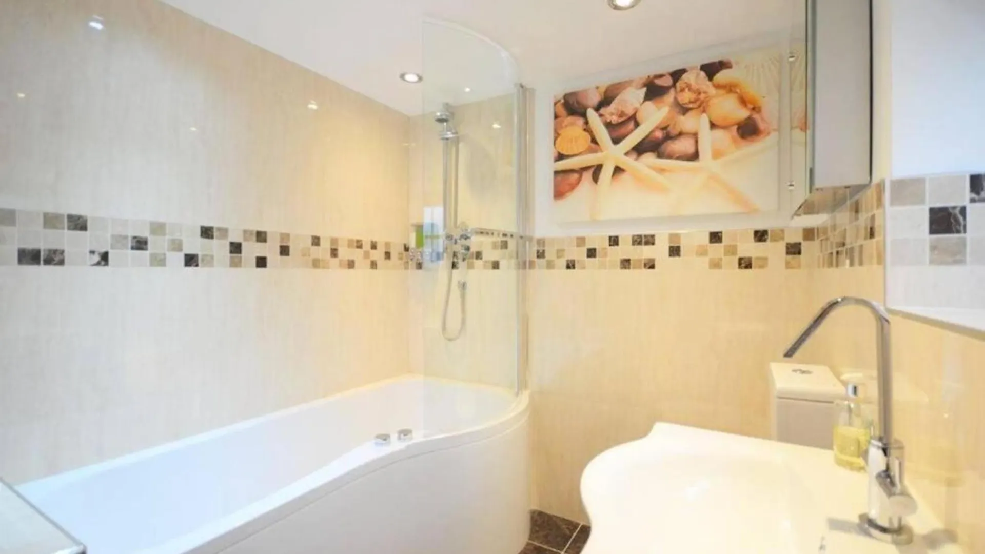 Apartment Exceptional Two-bedroom In With Parking And Stunning Views *