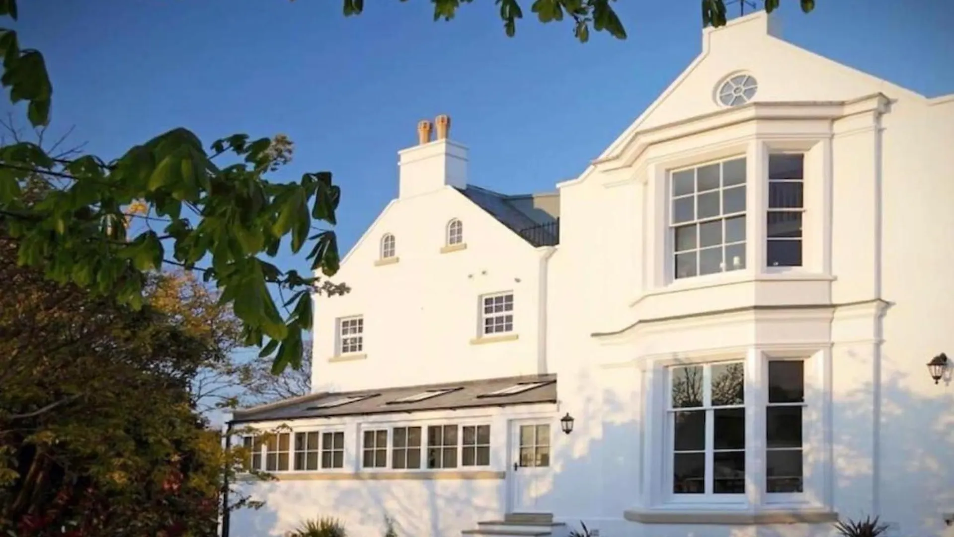 Apartment Exceptional Two-bedroom In With Parking And Stunning Views Whitby