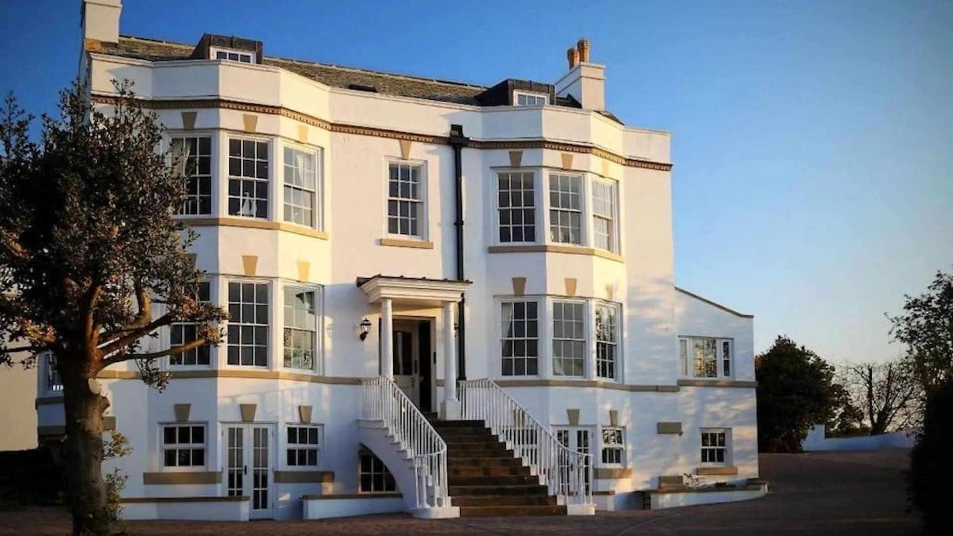 Exceptional Two-bedroom In With Parking And Stunning Views *