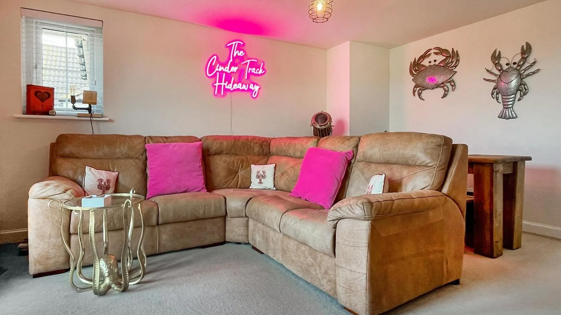 Cinder Track Hideaway Apartment *
