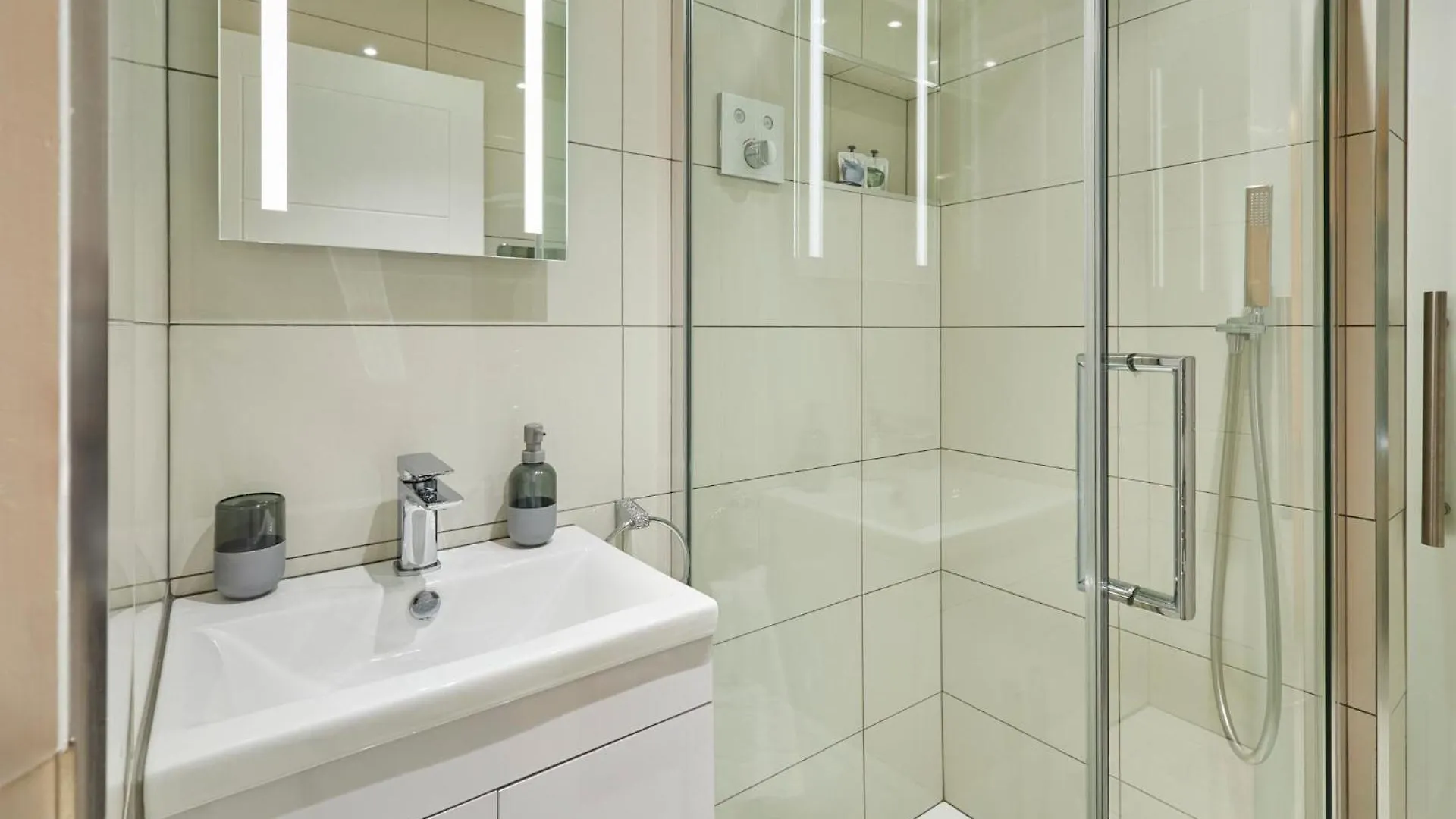 Host & - 3 Metropole Towers * Whitby