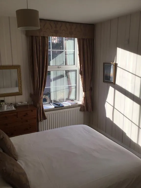 Arundel House 3*