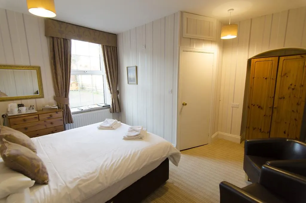 Arundel House Bed and Breakfast Γουίτμπι