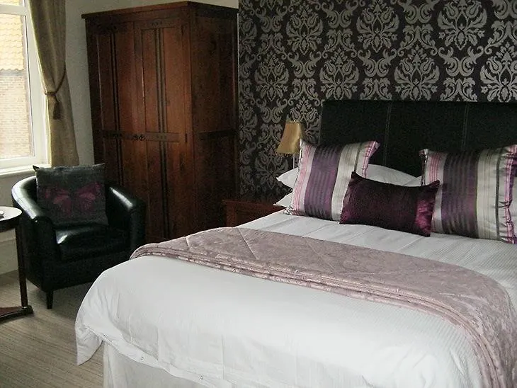 Autumn Leaves Pensionat 4*