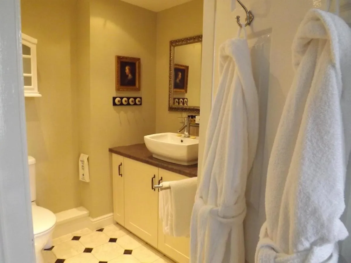 White Linen Whitby, Only Guest house