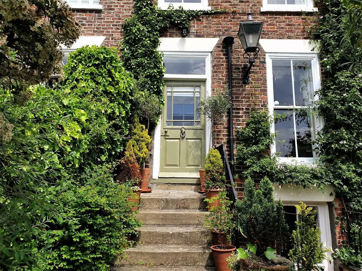 B&B Saint Hilda's House 5*